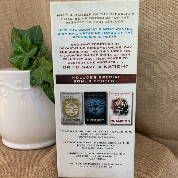 RARE Legend Trilogy Box Set with Bonus book - Picture 3 of 9